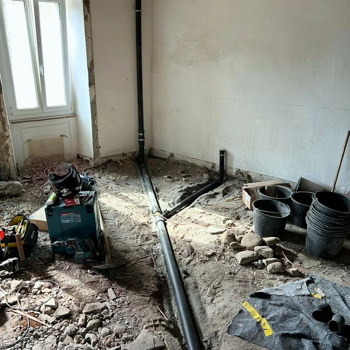Chantier sanitaire en cours — pose des canalisations