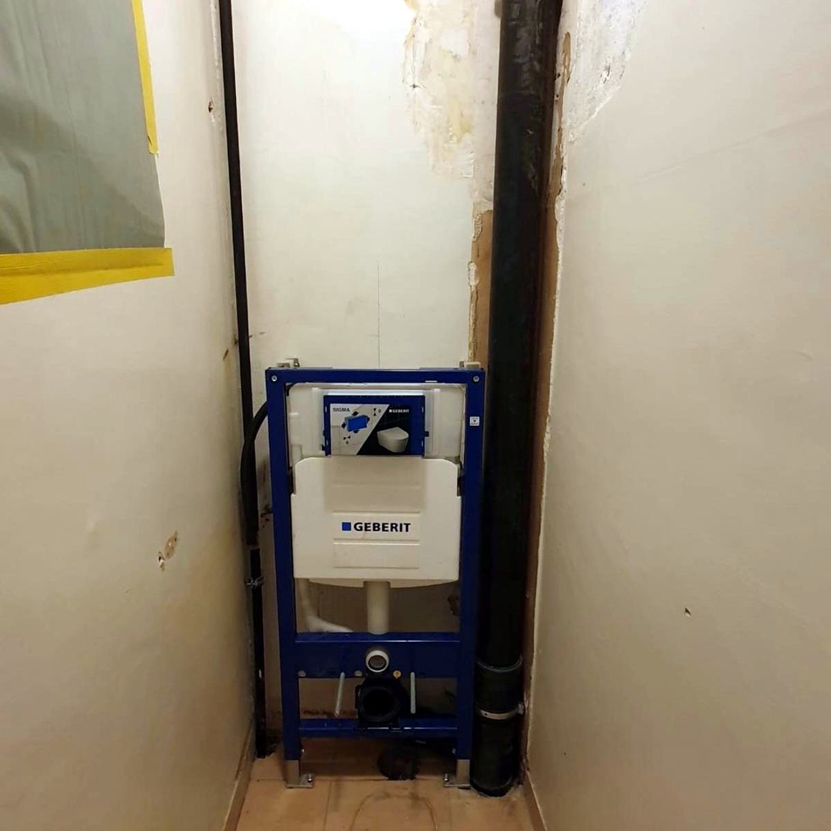 Colonne de chute et bâti-support en niche
